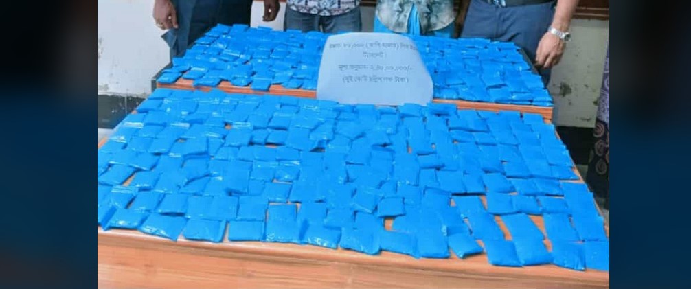 সাতকানিয়ায় ইয়াবাসহ চালক-হেলপার গ্রেপ্তার,কাভার্ড ভ্যান জব্দ